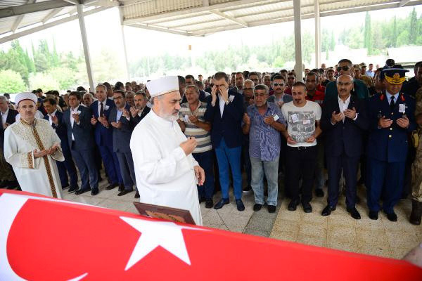 Şehit Uzman Onbaşı Eren Yücel, gözyaşlarıyla son yolculuğuna uğurlandı - Resim: 2