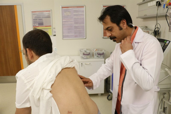 İnşaatta üzerine düşen mermer hayatını kurtardı - Resim: 0