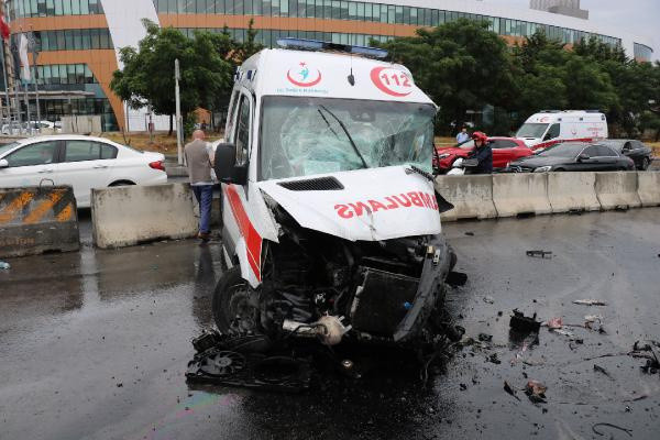 Ataşehir D-100 Karayolu'nda ambulans kaza yaptı: 3 yaralı - Resim: 1