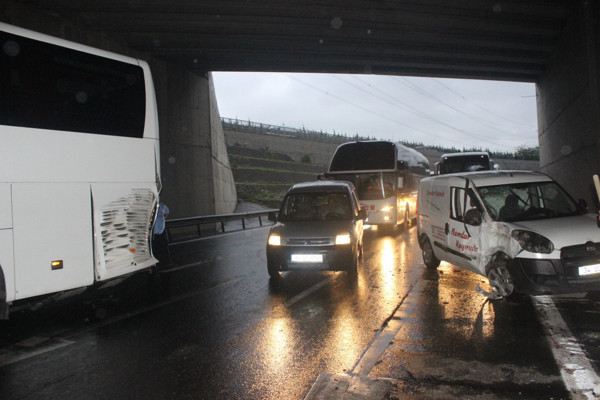 İstanbul'da yağmur trafik kazasına neden oldu! Trafik kilitlendi - Resim: 0
