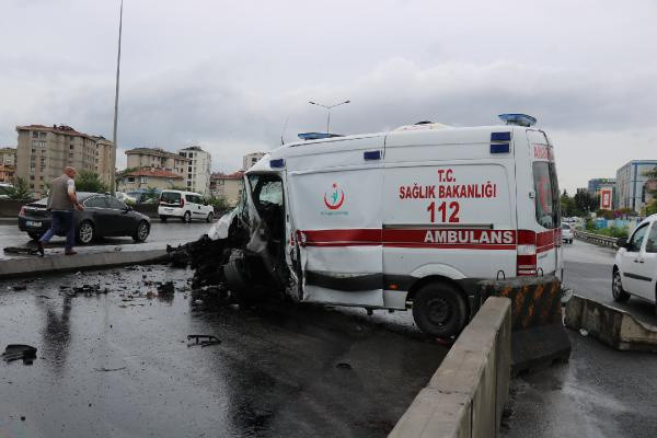 Ataşehir D-100 Karayolu'nda ambulans kaza yaptı: 3 yaralı - Resim: 0