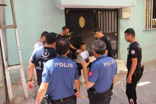 Şanlıurfa'da terk edildiği gerekçesiyle kendini bıçakladı - Resim: 0