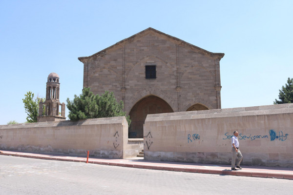 Tarihi kiliseye büyük ayıp! Utanmazlar duvarlarına spreyle yazı yazdılar - Resim: 0