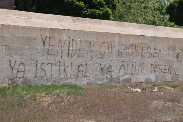 Tarihi kiliseye büyük ayıp! Utanmazlar duvarlarına spreyle yazı yazdılar - Resim: 1