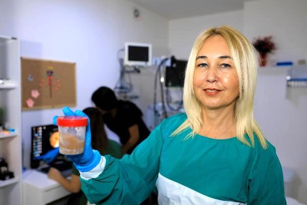 Böylesi ne görüldü ne duyuldu! Dışkısını bağışlayarak öğrenci okutuyor - Resim: 0