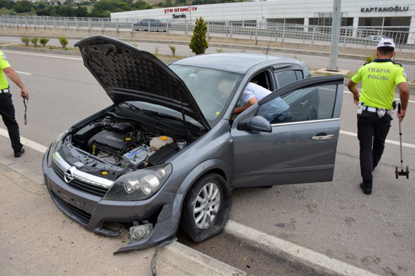 Sinop'ta seyir halindeki otomobil karşı şeride uçtu! - Resim: 0