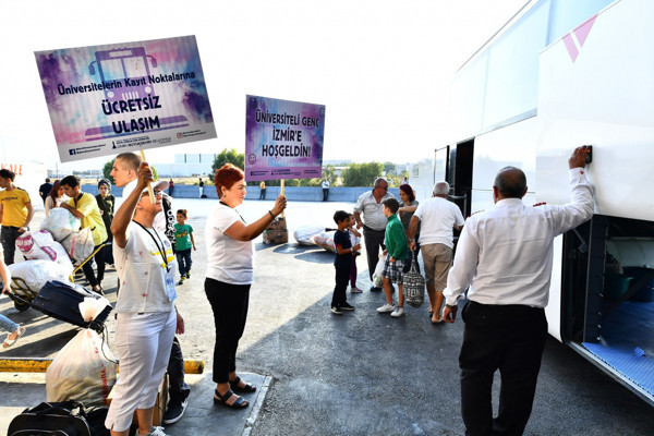 İzmir'e gelen üniversite öğrencilerine Tunç Soyer'den sürpriz - Resim: 0
