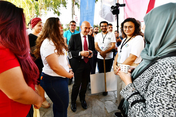 İzmir'e gelen üniversite öğrencilerine Tunç Soyer'den sürpriz - Resim: 1