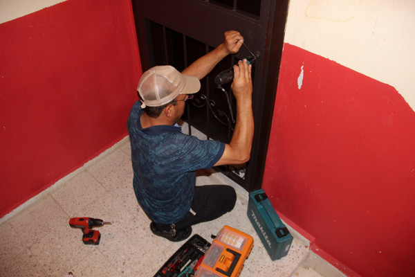 Konya'da engelli kadın eve kilitlendi! Ağlayan kadını polis kurtardı - Resim: 1