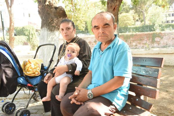 İzmir'de parkta kalan ailenin bebeklerinin medikal ayakkabısı çalındı - Resim: 1