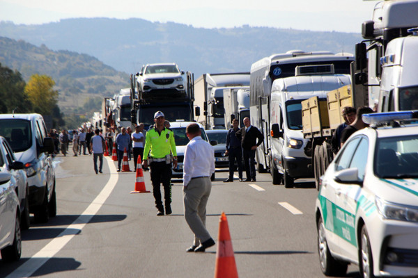 TEM'de TIR yandı! Trafik felç oldu - Resim: 0
