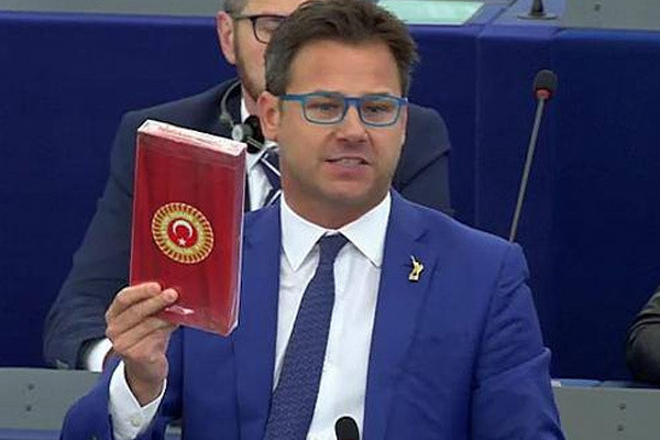 Türk çikolatasını yere fırlatmıştı! Haddini aşan İtalyan vekile AP'den yaptırım - Resim: 0