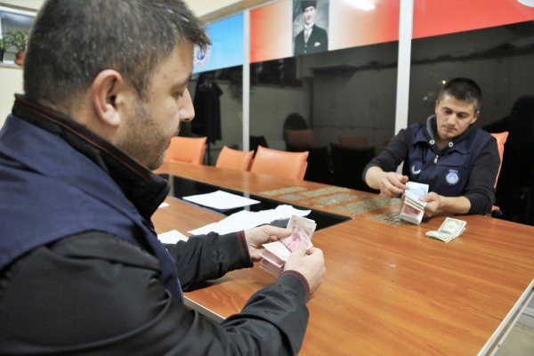 Sivas'ta dilencinin üzerinden çıkan para polisi şoke etti - Resim: 0