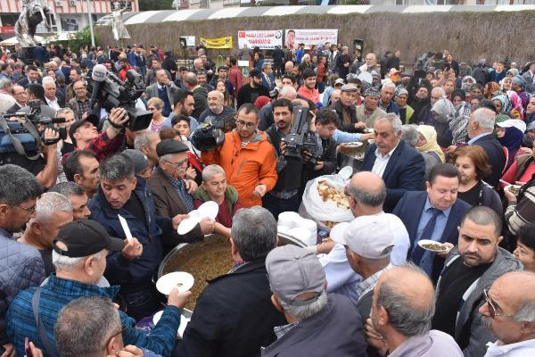 Bedava baldan tatlıdır! Kazanlarla ıspanak pişirdiler duyan koştu - Resim: 1