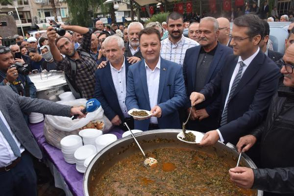 Bedava baldan tatlıdır! Kazanlarla ıspanak pişirdiler duyan koştu - Resim: 0