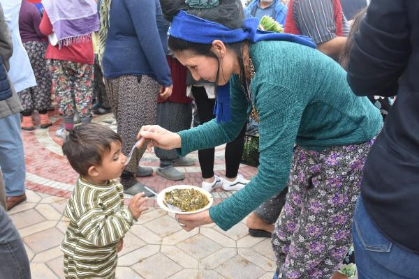 Bedava baldan tatlıdır! Kazanlarla ıspanak pişirdiler duyan koştu - Resim: 2