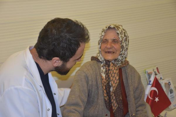 92 yaşındaki Hayriye nine 7 yıl sonra yeniden görüyor - Resim: 3