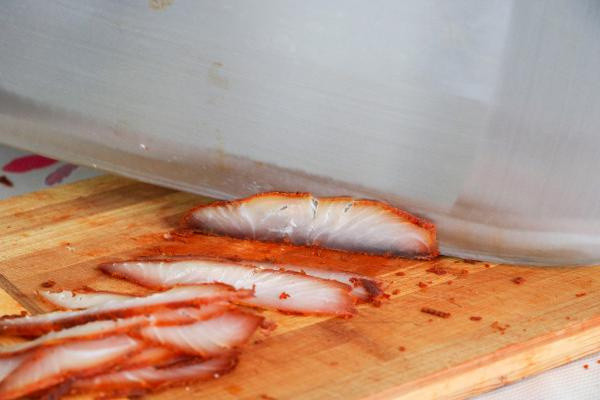 Türkiye'nin ilk balık pastırmasını üretti! Yiyenler hayran kalıyor kilosu 350 TL - Resim: 2