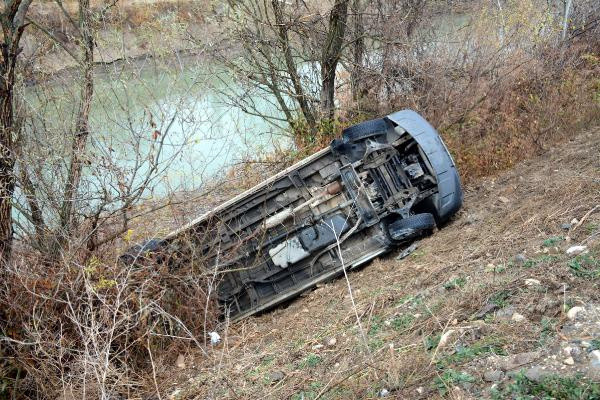 Hentbol takımını taşıyan minibüs feci kaza yaptı: Ölü ve yaralılar var - Resim: 0