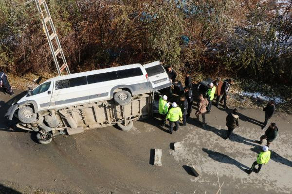 Özel Harekat polislerini taşıyan minibüs kaza yaptı: Çok sayıda yaralı var - Resim: 0