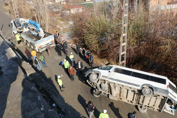 Özel Harekat polislerini taşıyan minibüs kaza yaptı: Çok sayıda yaralı var - Resim: 1