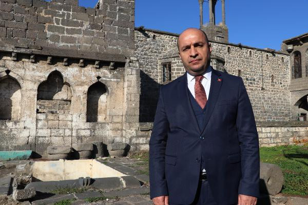 Diyarbakır Sur Belediyesi'ne kaymakam Çiftçi kayyum olarak atandı - Resim: 0