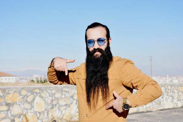 10 yılda 42 santimetre uzayan sakalını 10 bin liraya satıyor - Resim: 1