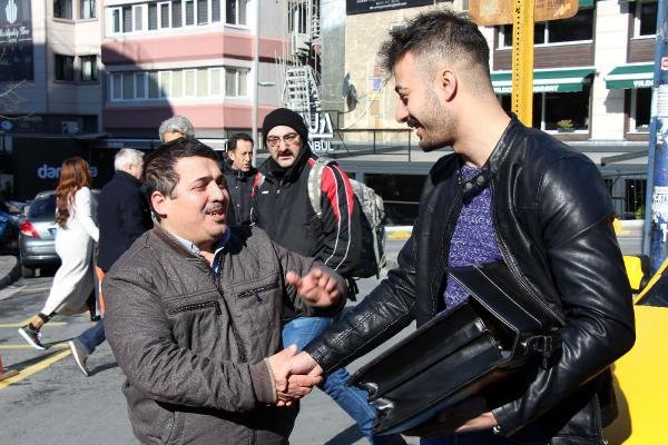 Böylesi de var! Taksisinde unutulan 70 bin lirayı sahibine teslim etti - Resim: 1