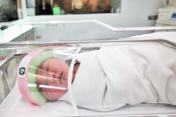 Tayland’da koronavirüse karşı yeni doğan bebeklere ‘Mini Yüz Kalkanı’ - Resim: 1