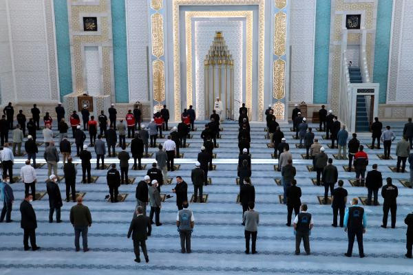 Bayram namazı kısıtlı sayıda cemaatle kılındı Ali Erbaş hutbe okudu - Resim: 3