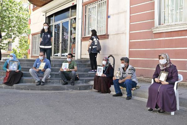 HDP önündeki ailelerden Kemal Kılıçdaroğlu'na, 'Demirtaş' tepkisi - Resim: 0