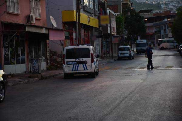İzmir'de sokakta yürürken silahlı saldırıya uğradı - Resim: 0