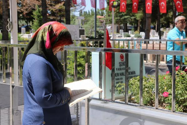 Şehit Ömer Halisdemir’in kabrine ziyaretçi akını - Resim: 0