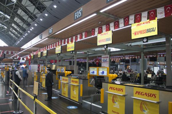 Sabiha Gökçen Havalimanı Türk bayrakları ile donatıldı - Resim: 0