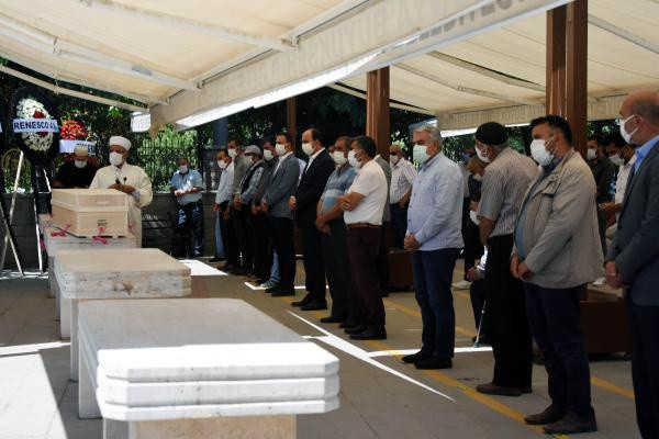 Koronavirüsten ölen Çumra Belediye Başkanı Halit Oflaz toprağa verildi - Resim: 0