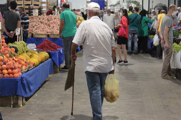 65 yaş üstü vatandaşlar yasak haberini pazarda aldı: Üşütmek üzereyiz - Resim: 0