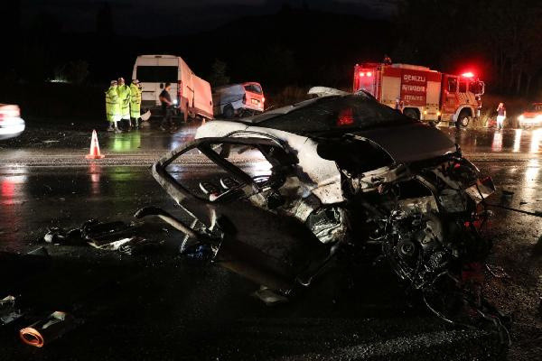 Denizli'de 3 aracın karıştığı zincirleme kaza! Ölenler ve yaralılar var - Resim: 0