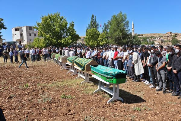 Mardin'deki kazada ölen 3'ü çocuk 6 kişi gözyaşları içinde toprağa verildi - Resim: 0