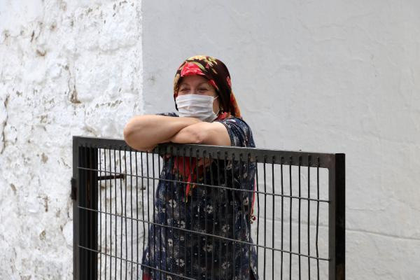 Koronavirüste vaka sayısı artan Bahçeköy'de, iş yerleri ve cami kapatıldı - Resim: 1