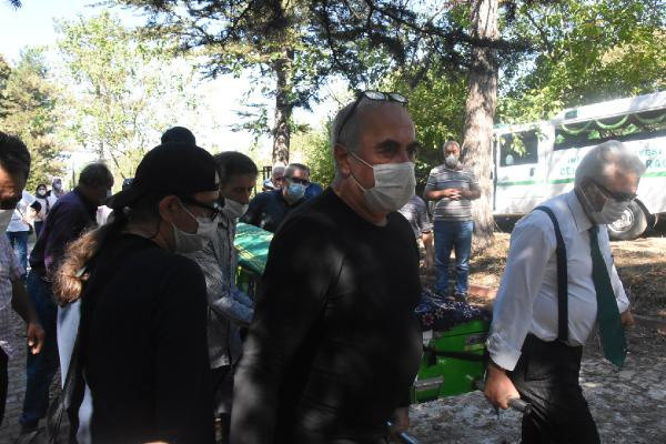 Ünlü yönetmen Ezel Akay'ın annesi Aliye Akay hayatını kaybetti - Resim: 0