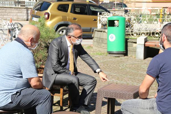 Sokağa inen Vali Kemal Çeber'den uyarı: Masa tabure sohbetlerinde virüs yayılıyor - Resim: 1