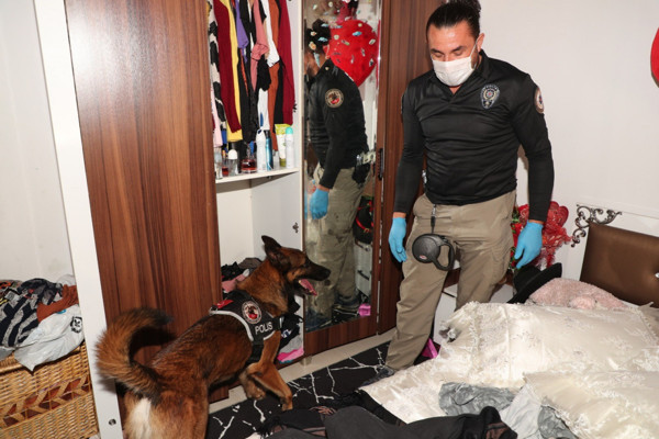 Antalya'da polis eve baskın yaptı! Kadın balkondan aşağı hepsini attı - Resim: 0