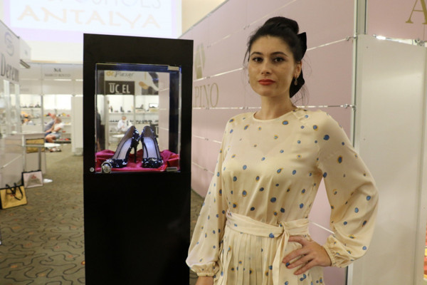 Gören bir daha baktı! Bu ayakkabının fiyatını duyunca çok şaşıracaksınız - Resim: 1