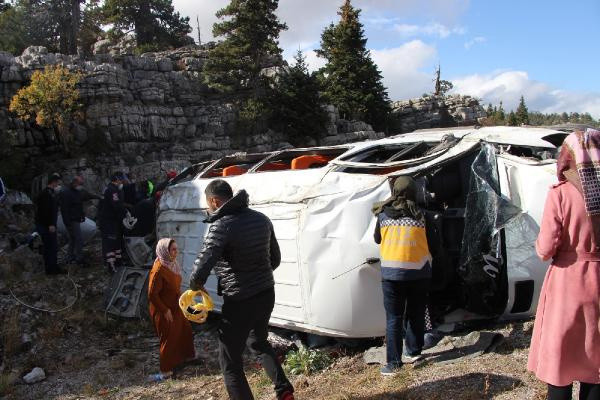 Konya'da kız isteme yolunda feci kaza! 13 yaralı var - Resim: 0