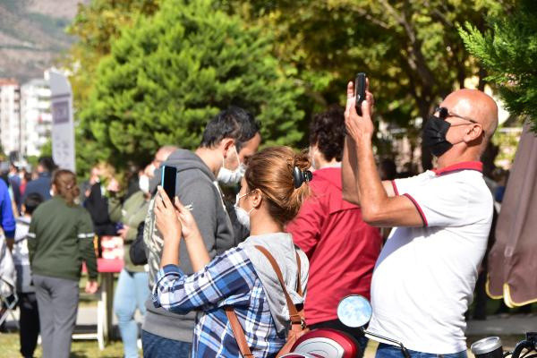 İzmir'de tepki çeken görüntü! İnsanlar can derdinde bunlar ise fotoğraf derdinde - Resim: 0