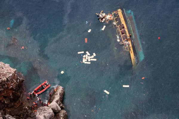 Antalya'da tur teknesi battı! Yolcuları kurtarma çalışmaları sürüyor - Resim: 0