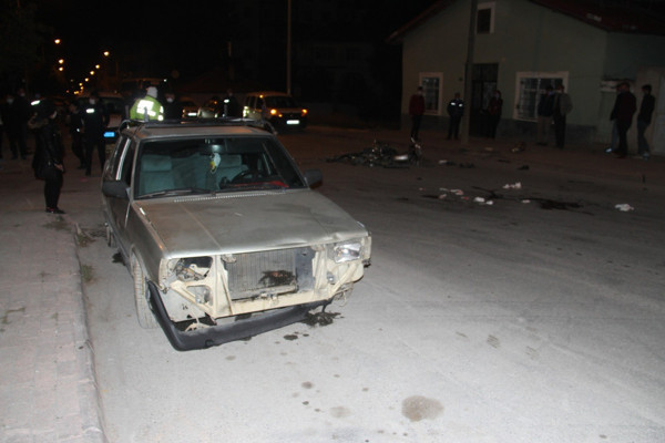 Konya'da otomobil motosiklet çarpıştı! Her şey etrafa saçıldı - Resim: 0
