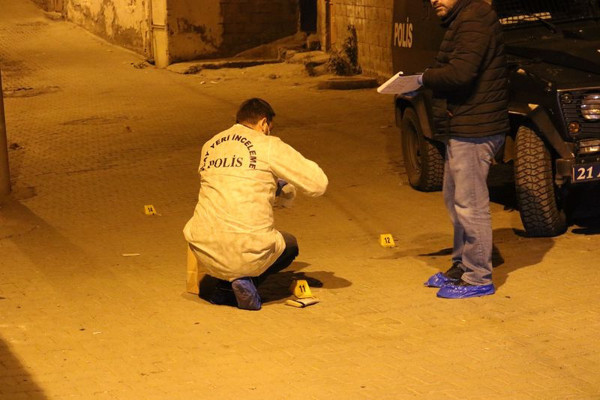 Diyarbakır'da 100’den fazla kurşun sıkıldı! Ortalık savaş alanına döndü - Resim: 0