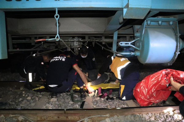 Adana'da korkunç olay Karşıdan karşıya geçmek istedi kolu koptu - Resim: 0