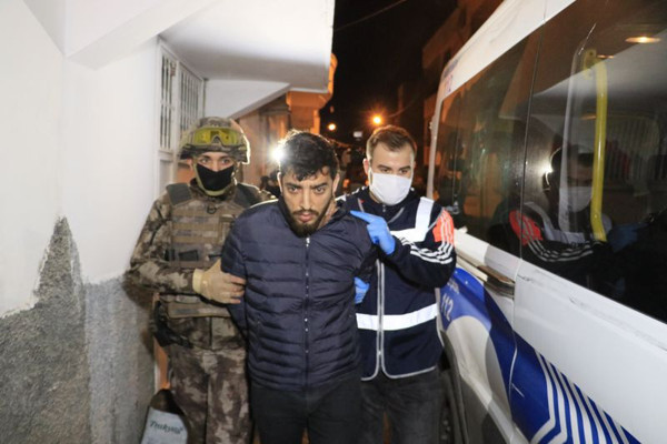 Adana'da şafak vakti operasyon! Zırhlı araçlar güvenlik önlemi aldı - Resim: 0